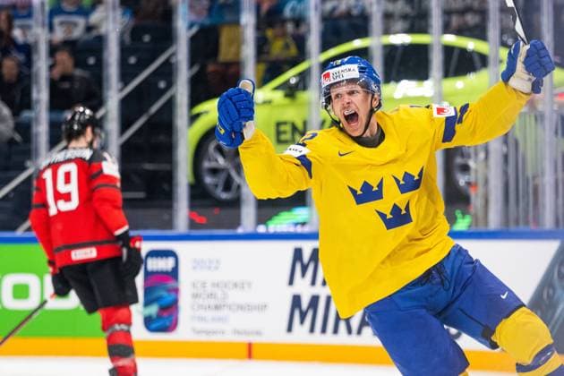 Sport Themen der Woche KW21 Sport Bilder des Tages 220526 Max Friberg of Sweden celebrates after scoring 3-0 during the 2022 IIHF Ice hockey, Eishockey World Championship, WM, Weltmeisterschaft quarterfinal game between Sweden and Canada on May 26, 2022 in Tampere. Photo: Maxim Thore BILDBYRAN kod MT MT0402 ishockey ice hockey ishockey-vm iihf ice hockey world championship sverige sweden kanada canada bbeng kvartsfinal quarterfinal jubel *** 220526 Max Friberg of Sweden celebrates after scoring 3 0 during the 2022 IIHF Ice Hockey World Championship quarterfinal game between Sweden and Canada on May 26, 2022 in Tampere Photo Maxim Thore BILDBYRAN kod MT MT0402 ishockey ice hockey ishockey vm iihf ice hockey world championship sverige sweden canada canada bbeng quarterfinal quarterfinal cheers,  Copyright: MAXIMxTHORE BB220526MT066