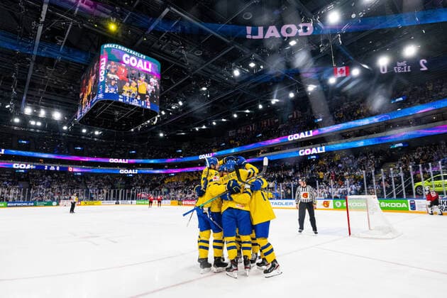220526 Max Friberg of Sweden celebrates with team mates after scoring 3-0 during the 2022 IIHF Ice hockey, Eishockey World Championship, WM, Weltmeisterschaft quarterfinal game between Sweden and Canada on May 26, 2022 in Tampere. Photo: Maxim Thore BILDBYRAN kod MT MT0402 ishockey ice hockey ishockey-vm iihf ice hockey world championship sverige sweden kanada canada bbeng kvartsfinal quarterfinal jubel Copyright: MAXIMxTHORE BB220526MT067