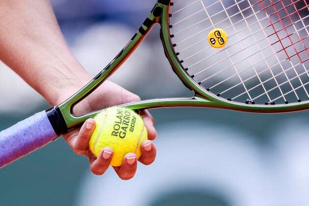 TENNIS - French Open 2022 PARIS,FRANCE,26.MAY.22 - TENNIS - WTA, Tennis Damen Tour, French Open, Roland Garros, Grand Slam. Image shows the hand of Madison Keys (USA) with ball and tennis racket.  GEPAxpictures xPatrickxSteiner