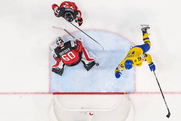 220526 Max Friberg of Sweden celebrates after scoring 3-0 while goaltender Chris Driedger and Thomas Chabot of Canada look dejected during the 2022 IIHF Ice hockey, Eishockey World Championship, WM, Weltmeisterschaft quarterfinal game between Sweden and Canada on May 26, 2022 in Tampere. Photo: Maxim Thore BILDBYRAN kod MT MT0402 ishockey ice hockey ishockey-vm iihf ice hockey world championship sverige sweden kanada canada bbeng kvartsfinal quarterfinal jubel depp Copyright: MAXIMxTHORE BB220526MT070