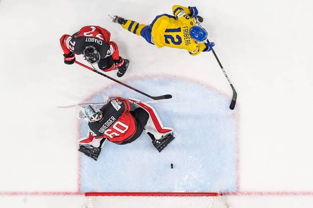 220526 goaltender Chris Driedger and Thomas Chabot of Canada see Max Friberg of Sweden score 3-0 during the 2022 IIHF Ice hockey, Eishockey World Championship, WM, Weltmeisterschaft quarterfinal game between Sweden and Canada on May 26, 2022 in Tampere. Photo: Maxim Thore BILDBYRAN kod MT MT0402 ishockey ice hockey ishockey-vm iihf ice hockey world championship sverige sweden kanada canada bbeng kvartsfinal quarterfinal Copyright: MAXIMxTHORE BB220526MT071