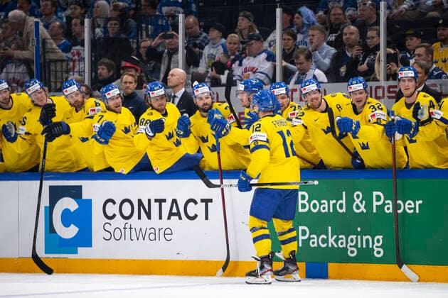 220526 Max Friberg of Sweden celebrate after the 3-0 goal during the 2022 IIHF Ice hockey, Eishockey World Championship, WM, Weltmeisterschaft quarterfinal game between Sweden and Canada on May 26, 2022 in Tampere. Photo: Maxim ThorÃ BILDBYRAN kod MT MT0402 ishockey ice hockey ishockey-vm iihf ice hockey world championship sverige sweden kanada canada bbeng kvartsfinal quarterfinal jubel Copyright: MAXIMxTHORE BB220526MT079