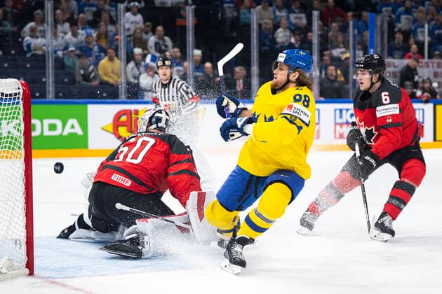220526 William Nylander of Sweden scores the 2-0 goal during the 2022 IIHF Ice hockey, Eishockey World Championship, WM, Weltmeisterschaft quarterfinal game between Sweden and Canada on May 26, 2022 in Tampere. Photo: Maxim ThorÃ BILDBYRAN kod MT MT0402 ishockey ice hockey ishockey-vm iihf ice hockey world championship sverige sweden kanada canada bbeng kvartsfinal quarterfinal Copyright: MAXIMxTHORE BB220526MT084