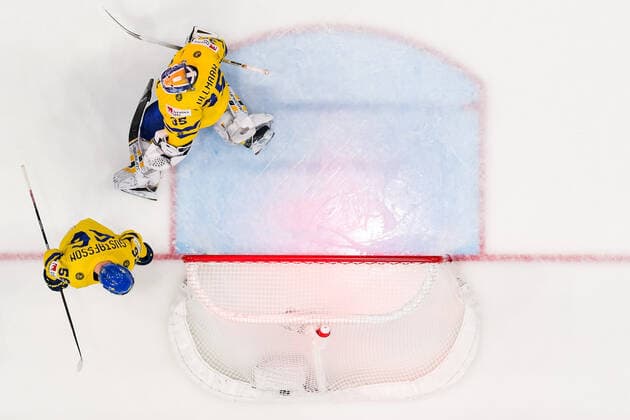 220526 Erik Gustafsson and goaltender Linus Ullmark of Sweden look dejected after Ryan Graves of Canada (not pictured) scored 3-1 during the 2022 IIHF Ice hockey, Eishockey World Championship, WM, Weltmeisterschaft quarterfinal game between Sweden and Canada on May 26, 2022 in Tampere. Photo: Maxim Thore BILDBYRAN kod MT MT0402 ishockey ice hockey ishockey-vm iihf ice hockey world championship sverige sweden kanada canada bbeng kvartsfinal quarterfinal depp Copyright: MAXIMxTHORE BB220526MT086