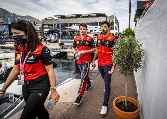 2022-05-26 16:06:22 MONTE-CARLO - Charles Leclerc (Ferrari) and Carlos Sainz (Ferrari) on the Thursday prior to the Monaco Formula 1 Grand Prix. The seventh race weekend of this season in Formula 1 starts in the narrow streets of Monaco. ANP REMKO DE WAAL netherlands out - belgium out MONTE-CARLO xVIxxIVx