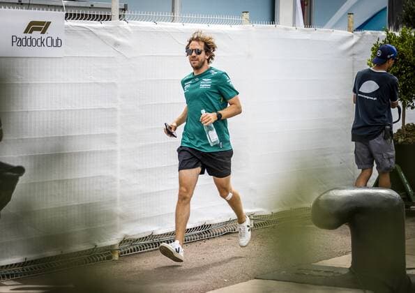 2022-05-26 15:57:04 MONTE-CARLO - Sebastian Vettel (Aston Martin) runs through the paddock on the Thursday prior to the Monaco Formula 1 Grand Prix. The seventh race weekend of this season in Formula 1 starts in the narrow streets of Monaco. ANP REMKO DE WAAL netherlands out - belgium out MONTE-CARLO xVIxxIVx