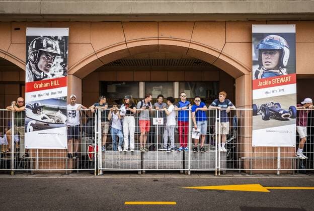 2022-05-26 15:17:17 MONTE-CARLO - Fans try to catch a glimpse of the drivers in the paddock on the Thursday leading up to the Formula 1 Monaco Grand Prix. The seventh race weekend of this season in Formula 1 starts in the narrow streets of Monaco. ANP REMKO DE WAAL netherlands out - belgium out MONTE-CARLO xVIxxIVx