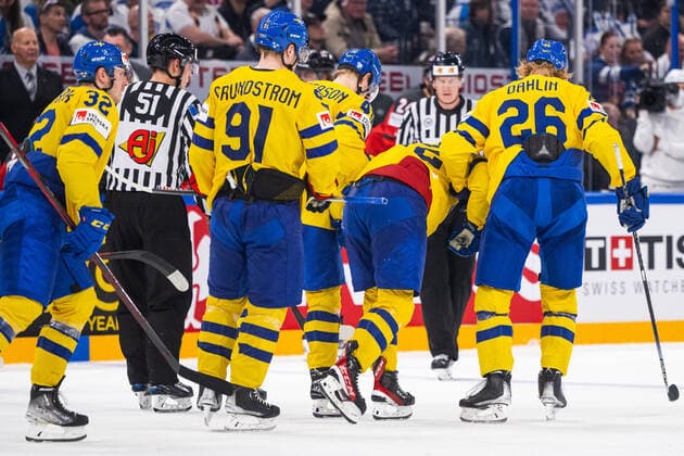 220526 Emil Bemström of Sweden receives help off the ice from Rasmus Dahlin during the 2022 IIHF Ice hockey, Eishockey World Championship, WM, Weltmeisterschaft quarterfinal game between Sweden and Canada on May 26, 2022 in Tampere. Photo: Maxim Thore BILDBYRAN kod MT MT0402 ishockey ice hockey ishockey-vm iihf ice hockey world championship sverige sweden kanada canada bbeng kvartsfinal quarterfinal skada Copyright: MAXIMxTHORE BB220526MT087