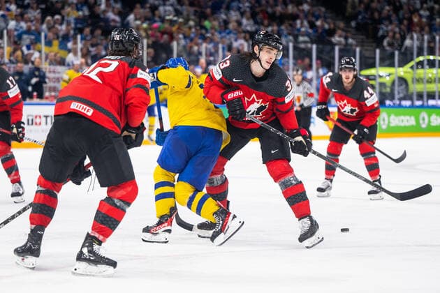 220526 Emil Bemström of Sweden and Ryan Graves of Canada during the 2022 IIHF Ice hockey, Eishockey World Championship, WM, Weltmeisterschaft quarterfinal game between Sweden and Canada on May 26, 2022 in Tampere. Photo: Maxim Thore BILDBYRAN kod MT MT0402 ishockey ice hockey ishockey-vm iihf ice hockey world championship sverige sweden kanada canada bbeng kvartsfinal quarterfinal Copyright: MAXIMxTHORE BB220526MT089