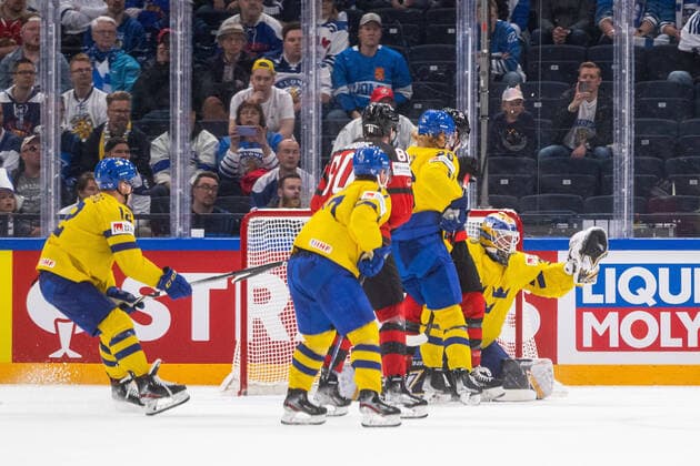 220526 goaltender Linus Ullmark of Sweden saves a shot during the 2022 IIHF Ice hockey, Eishockey World Championship, WM, Weltmeisterschaft quarterfinal game between Sweden and Canada on May 26, 2022 in Tampere. Photo: Maxim Thore BILDBYRAN kod MT MT0402 ishockey ice hockey ishockey-vm iihf ice hockey world championship sverige sweden kanada canada bbeng kvartsfinal quarterfinal Copyright: MAXIMxTHORE BB220526MT090