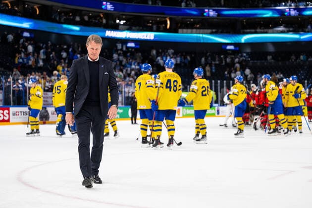 220526 head coach Johan Garpenlöv of Sweden looks dejected after the 2022 IIHF Ice hockey, Eishockey World Championship, WM, Weltmeisterschaft quarterfinal game between Sweden and Canada on May 26, 2022 in Tampere. Photo: Maxim Thore BILDBYRAN kod MT MT0402 ishockey ice hockey ishockey-vm iihf ice hockey world championship sverige sweden kanada canada bbeng kvartsfinal quarterfinal depp Copyright: MAXIMxTHORE BB220526MT094