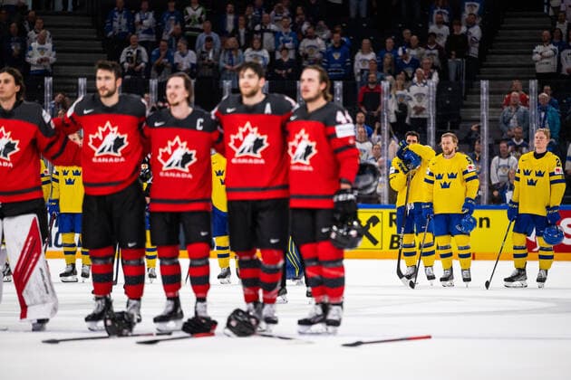 220526 Players of Sweden looks dejected after the 2022 IIHF Ice hockey, Eishockey World Championship, WM, Weltmeisterschaft quarterfinal game between Sweden and Canada on May 26, 2022 in Tampere. Photo: Maxim Thore BILDBYRAN kod MT MT0402 ishockey ice hockey ishockey-vm iihf ice hockey world championship sverige sweden kanada canada bbeng kvartsfinal quarterfinal depp Copyright: MAXIMxTHORE BB220526MT095