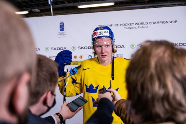 220526 Rasmus Dahlin of Sweden is interviewed after the 2022 IIHF Ice hockey, Eishockey World Championship, WM, Weltmeisterschaft quarterfinal game between Sweden and Canada on May 26, 2022 in Tampere. Photo: Maxim Thore BILDBYRAN kod MT MT0402 ishockey ice hockey ishockey-vm iihf ice hockey world championship sverige sweden kanada canada bbeng kvartsfinal quarterfinal Copyright: MAXIMxTHORE BB220526MT099