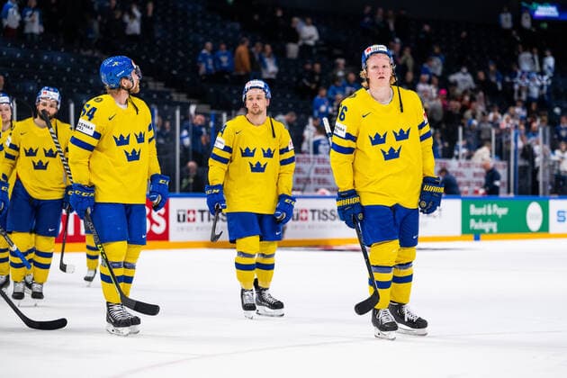 220526 Rasmus Dahlin of Sweden looks dejected after the 2022 IIHF Ice hockey, Eishockey World Championship, WM, Weltmeisterschaft quarterfinal game between Sweden and Canada on May 26, 2022 in Tampere. Photo: Maxim Thore BILDBYRAN kod MT MT0402 ishockey ice hockey ishockey-vm iihf ice hockey world championship sverige sweden kanada canada bbeng kvartsfinal quarterfinal depp Copyright: MAXIMxTHORE BB220526MT100