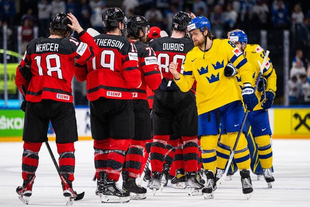 220526 William Nylander of Sweden looks dejected after the 2022 IIHF Ice hockey, Eishockey World Championship, WM, Weltmeisterschaft quarterfinal game between Sweden and Canada on May 26, 2022 in Tampere. Photo: Maxim Thore BILDBYRAN kod MT MT0402 ishockey ice hockey ishockey-vm iihf ice hockey world championship sverige sweden kanada canada bbeng kvartsfinal quarterfinal depp Copyright: MAXIMxTHORE BB220526MT102