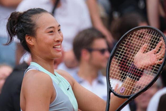 (220527) -- PARIS, May 27, 2022 -- Zheng Qinwen acknowledges the spectators after winning the women s singles second round match between Zheng Qinwen of China and Simona Halep of Romania at the French Open tennis tournament at Roland Garros in Paris, France, on May 26, 2022. ) (SP)FRANCE-PARIS-TENNIS-ROLAND GARROS-FRENCH OPEN MengxDingbo 