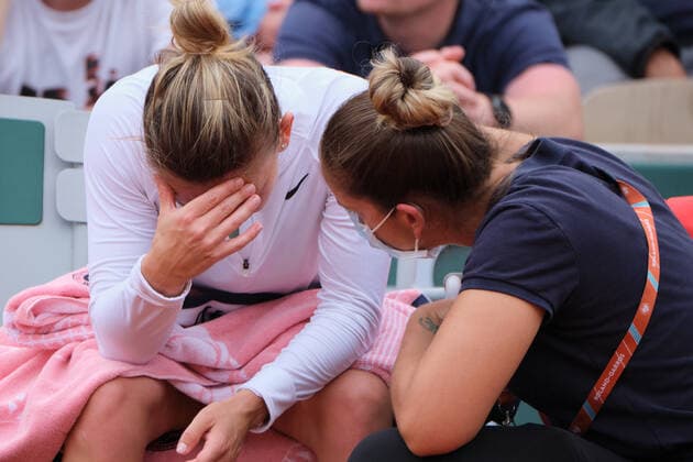 (220527) -- PARIS, May 27, 2022 -- Simona Halep (L) reacts during the women s singles second round match between Zheng Qinwen of China and Simona Halep of Romania at the French Open tennis tournament at Roland Garros in Paris, France, on May 26, 2022. ) (SP)FRANCE-PARIS-TENNIS-ROLAND GARROS-FRENCH OPEN MengxDingbo 