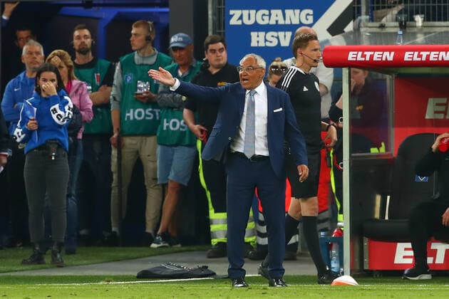 23.05.2022, xtgx, Fussball Relegation 1. Bundesliga, Hamburger SV - Hertha BSC Berlin emspor, v.l. Felix Magath (Hertha, Trainer) gibt Anweisungen, gestikuliert mit den Armen, gesticulate, gives instructions (DFL DFB REGULATIONS PROHIBIT ANY USE OF PHOTOGRAPHS as IMAGE SEQUENCES and or QUASI-VIDEO) Hamburg