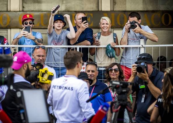 MONTE-CARLO - Fans call out to George Russell (Mercedes) ahead of the 1st practice session for the F1 Grand Prix of Monaco at Circuit de Monaco on May 27, 2022 in Monte-Carlo, Monaco. REMKO DE WAAL F1 Grand Prix van Monaco practice 1 2022 xVIxANPxSportx xxANPxIVx