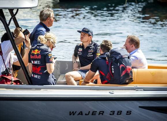 MONTE-CARLO - Max Verstappen (Oracle Red Bull Racing) arrives by boat in the paddock ahead of practice 1 for the F1 Grand Prix of Monaco at Circuit de Monaco on May 27, 2022 in Monte-Carlo, Monaco. REMKO DE WAAL F1 Grand Prix van Monaco practice 1 2022 xVIxANPxSportx xxANPxIVx