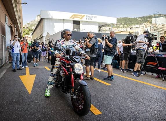 MONTE-CARLO - Lewis Hamilton (Mercedes) on his motorcycle in the paddock prior to practice 1 for the F1 Grand Prix of Monaco at Circuit de Monaco on May 27, 2022 in Monte-Carlo, Monaco. REMKO DE WAAL F1 Grand Prix van Monaco practice 1 2022 xVIxANPxSportx xxANPxIVx