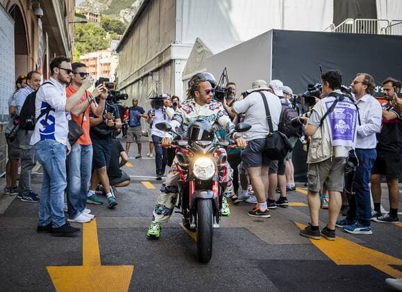 MONTE-CARLO - Lewis Hamilton (Mercedes) on his motorcycle in the paddock prior to practice 1 for the F1 Grand Prix of Monaco at Circuit de Monaco on May 27, 2022 in Monte-Carlo, Monaco. REMKO DE WAAL F1 Grand Prix van Monaco practice 1 2022 xVIxANPxSportx xxANPxIVx