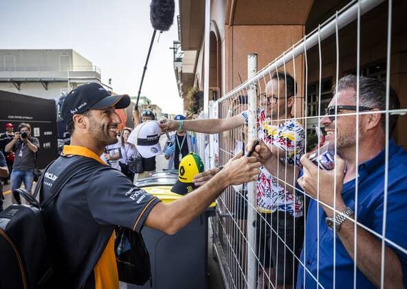 MONTE-CARLO - Daniel Ricciardo (McLaren) in the paddock prior to 1st practice for the F1 Grand Prix of Monaco at Circuit de Monaco on May 27, 2022 in Monte-Carlo, Monaco. REMKO DE WAAL F1 Grand Prix van Monaco practice 1 2022 xVIxANPxSportx xxANPxIVx