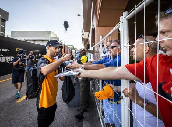 MONTE-CARLO - Daniel Ricciardo (McLaren) in the paddock prior to 1st practice for the F1 Grand Prix of Monaco at Circuit de Monaco on May 27, 2022 in Monte-Carlo, Monaco. REMKO DE WAAL F1 Grand Prix van Monaco practice 1 2022 xVIxANPxSportx xxANPxIVx