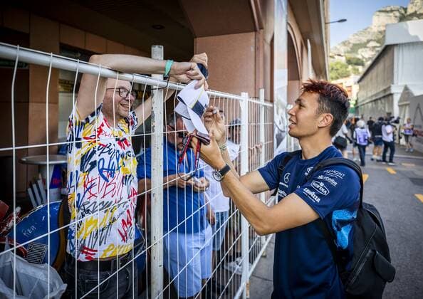 MONTE-CARLO - Alexander Albon (Williams) in the paddock prior to practice 1 for the F1 Grand Prix of Monaco at Circuit de Monaco on May 27, 2022 in Monte-Carlo, Monaco. REMKO DE WAAL F1 Grand Prix van Monaco practice 1 2022 xVIxANPxSportx xxANPxIVx