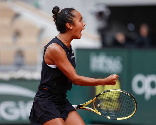 French Open 2022, Leylah Fernandez macht die Faust und jubelt, Jubel, Freude, Emotion Tennis - French Open 2022 - Grand Slam ATP, Tennis Herren WTA, Tennis Damen ITF - Roland Garros - Paris - - France - 27 May 2022. Copyright: xJuergenxHasenkopfx