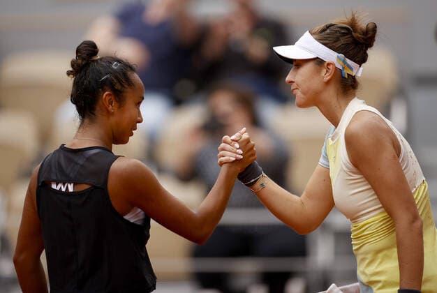 Mandatory Credit: Photo by Ella Ling Shutterstock (12956278af) Leylah Fernandez of Canada shakes hands with Belinda Bencic of Switzerland French Open Tennis, Day 6, Roland Garros, Paris, France - 27 May 2022 French Open Tennis, Day 6, Roland Garros, Paris, France - 27 May 2022  Copyright: xEllaxLing Shutterstockx 12956278af