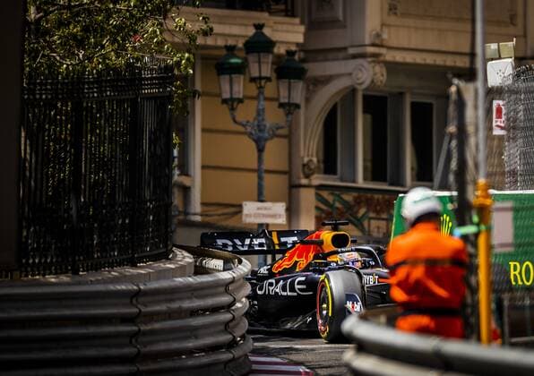 MONTE-CARLO - Max Verstappen (Oracle Red Bull Racing) on the streets of Monte-Carlo during 1st practice for the F1 Grand Prix of Monaco at Circuit de Monaco on May 27, 2022 in Monte-Carlo, Monaco. REMKO DE WAAL F1 Grand Prix van Monaco practice 1 2022 xVIxANPxSportx xxANPxIVx