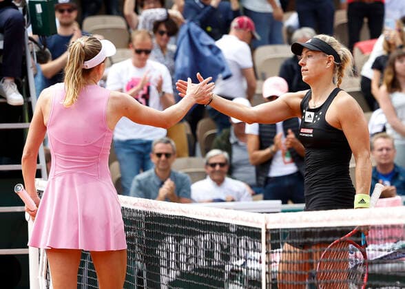 French Open 2022, Angelique Kerber gratuliert der Siegerin Aliaksandra Sasnovich am Netz Tennis - French Open 2022 - Grand Slam ATP, Tennis Herren WTA, Tennis Damen ITF - Roland Garros - Paris - - France - 27 May 2022. Copyright: xJuergenxHasenkopfx