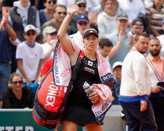 French Open 2022, Angelique Kerber winkt und verabschiedet sich von den Zuschauern, Fans nach der Niederlage Tennis - French Open 2022 - Grand Slam ATP, Tennis Herren WTA, Tennis Damen ITF - Roland Garros - Paris - - France - 27 May 2022. Copyright: xJuergenxHasenkopfx