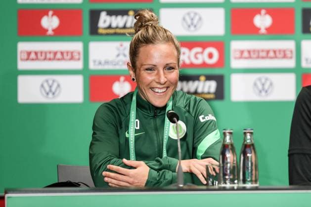 Sport Themen der Woche KW21 Sport Bilder des Tages Fussball, DFB-Pokal der Frauen Saison 2021 22 Pressekonferenz vor dem Finale VfL Wolfsburg - 1.FFC Turbine Potsdam 27.05.2022, RheinEnergieSTADION Svenja Huth (10, VfL Wolfsburg) lacht Foto: Herbertz Nico Herbertz Köln RheinEnergieSTADION Nordrhein-Westfahlen Deutschland *** Sports, football, DFB Cup womens season 2021 22 press conference before the final VfL Wolfsburg 1 FFC Turbine Potsdam 27 05 2022, RheinEnergieSTADION Svenja Huth 10, VfL Wolfsburg laughs photo Herbertz Nico Herbertz Cologne RheinEnergieSTADION North Rhine Westphalia Germany