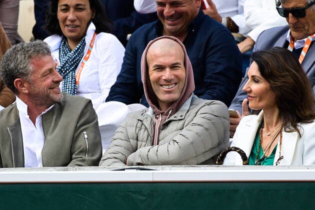 Sport Bilder des Tages Zinedine Zidane et Veronique Zidane - Denis Brognairt TENNIS : Roland Garros 2022 - Internationaux de France - 27 05 2022 FedericoPestellini Panoramic 