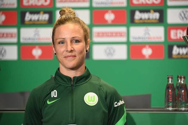 Die Fussballspielerin Svenja Huth ( Vfl Wolfsburg ) bei der Abschluss-Pressekonferenz des DFB Pokalfinale der Frauen 2022 zwischen Vfl Wolfsburg und 1.FFC Turbine Potsdam