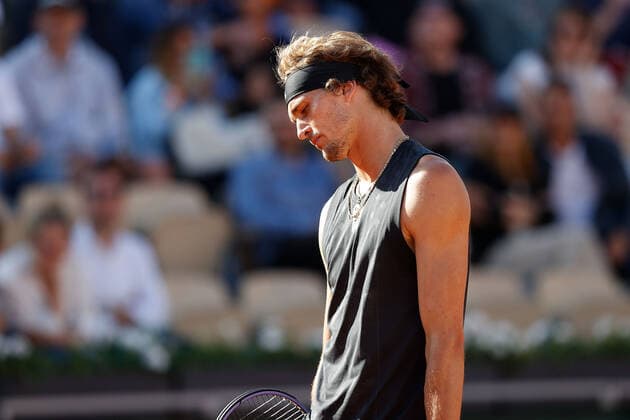 27.05.2022, Tennis, French Open 2022 Roland-Garros, FRA, Paris, Roland Garros v. li. Alexander Zverev (GER) enttaeuscht, enttaeuscht schauend, dissapointed, traurig, frustriert, frust, gefrustet Tennis, French Open 2022 Roland-Garros Paris Copyright: xBeckerxEibner-Pressefotox EP_hec