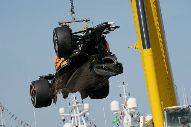 FORMULA 1 GRAND PRIX DE MONACO 2022 27.05.2022, Monaco Circuit, Monte Carlo, FORMULA 1 GRAND PRIX DE MONACO 2022 , im Bild Das kaputte Auto von Daniel Ricciardo (AUS), McLaren F1 Team wird mit einem Kran geborgen.