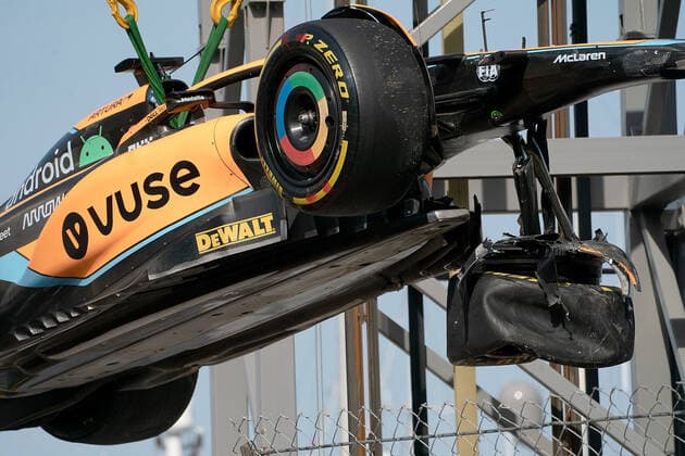 FORMULA 1 GRAND PRIX DE MONACO 2022 27.05.2022, Monaco Circuit, Monte Carlo, FORMULA 1 GRAND PRIX DE MONACO 2022 , im Bild Das kaputte Auto von Daniel Ricciardo (AUS), McLaren F1 Team wird mit einem Kran geborgen.