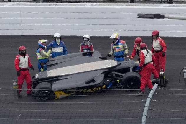 Bilder des Jahres 2022, Sport 05 Mai Sport Themen der Woche KW21 Sport Bilder des Tages INDIANAPOLIS, IN - MAY 28: Emergency crew members tend to the wrecked car of NTT Indy Car driver Colton Herta (28) that came to rest in turn two during Carb Day for the 106th running of the Indianapolis 500 at the Indianapolis Motor Speedway. (Photo by Brian Spurlock Icon Sportswire) AUTO: MAY 28 IndyCar, Indy Car, IRL, USA - The 106th Indianapolis 500 Carb Day Icon220527001