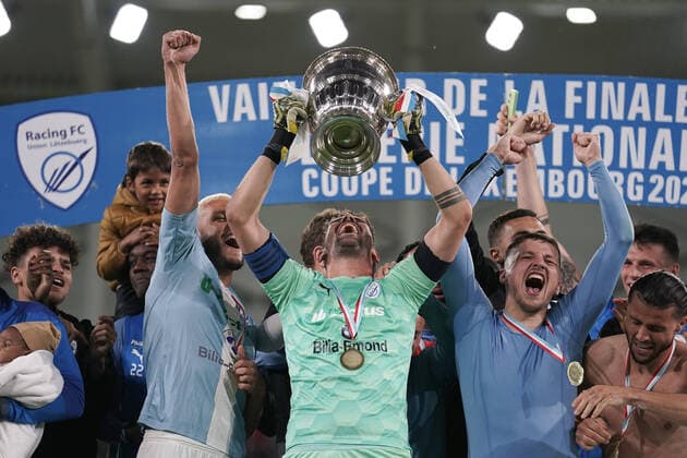 Sport Themen der Woche KW21 Fussball Coupe de Luxembourg 2021 - 2022 27.05.2022, Fussball Coupe de Luxembourg 2021-2022, Luxemburg, Stade de Luxembourg, Luxembourg, Kockelscheuer F91 Dudelange (LUX) - RFCUL RFC Union Luxembourg vl: Jubel RFCUL mit Pokal - Romain Ruffier (RFCUL 16) - Karim Rossi (RFCUL 18) - Dinan Amiri (RFCUL 33) *** Football Coupe de Luxembourg 2021 2022 27 05 2022, Football Coupe de Luxembourg 2021 2022, Luxembourg, Stade de Luxembourg, Luxembourg, Kockelscheuer F91 Dudelange LUX RFCUL RFC Union Luxembourg vl cheer RFCUL with trophy Romain Ruffier RFCUL 16 Karim Rossi RFCUL 18 Dinan Amiri RFCUL 33 