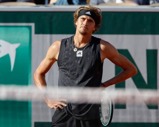 French Open 2022, Alexander Zverev reagiert veraergert, Aerger, enttaeuscht, Enttaeuschung, Emotion Tennis - French Open 2022 - Grand Slam ATP, Tennis Herren WTA, Tennis Damen ITF - Roland Garros - Paris - - France - 27 May 2022. Copyright: xJuergenxHasenkopfx