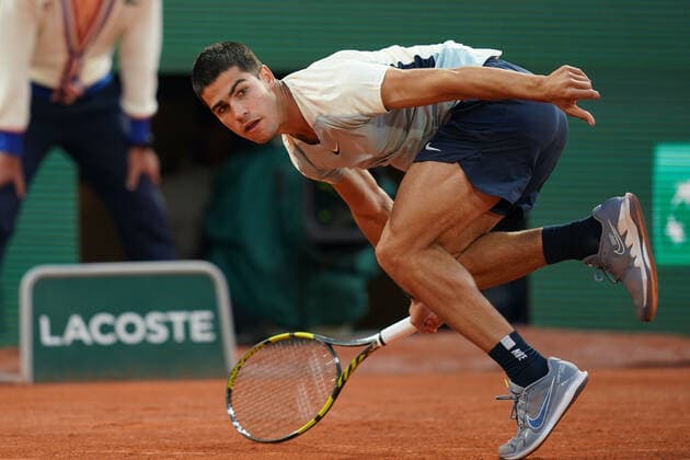 May 28, 2022, PARIS, France: CARLOS ALCARAZ of Spain return the ball to SEBASTIAN CORDA of USA during the Day 6 of the French Open 2022, Grand Slam tennis tournament at the Roland Garros Stadium - Paris France..Carlos Alcaraz won : 6:4 6:4 6:2 PARIS France - ZUMAp119 20220528_zaf_p119_084 Copyright: xPierrexSteveninx