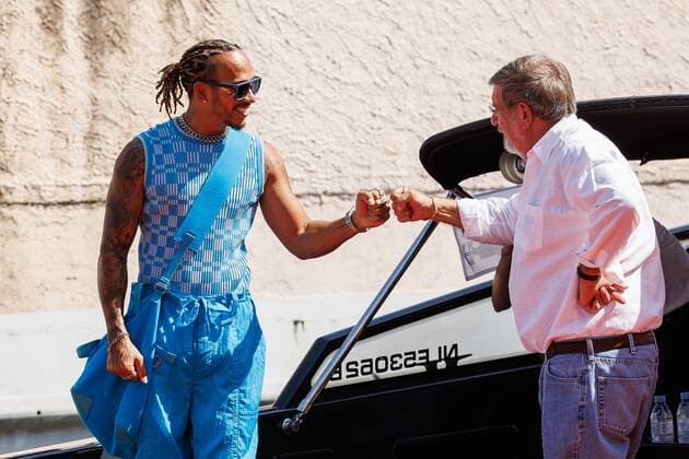Lewis Hamilton (Mercedes AMG Petronas Motorsport) kommt mit dem Boot zur Rennstrecke und bedankt sich beim Kapitaen, Grosser Preis von Monaco 2022, Motorsport, Formel 1, 28.05.2022 Grosser Preis von Monaco 2022, Motorsport, Formel 1, 28.05.2022 Copyright: xEibner-Pressefoto AlexanderxNeisx EP_ANS