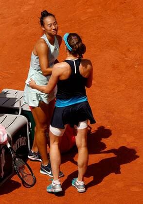 Mandatory Credit: Photo by Ella Ling Shutterstock (12956279af) Qinwen Zheng of China shakes hands with Alize Cornet of France who retires from the match French Open Tennis, Day 7, Roland Garros, Paris, France - 28 May 2022 French Open Tennis, Day 7, Roland Garros, Paris, France - 28 May 2022  Copyright: xEllaxLing Shutterstockx 12956279af