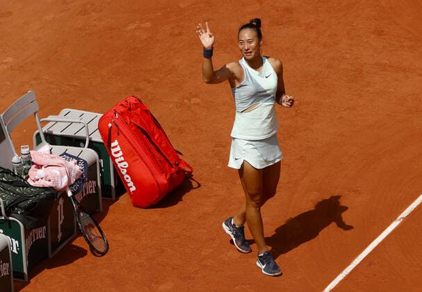 Sport Bilder des Tages Mandatory Credit: Photo by Ella Ling Shutterstock (12956279ad) Qinwen Zheng of China thanks the crowd French Open Tennis, Day 7, Roland Garros, Paris, France - 28 May 2022 French Open Tennis, Day 7, Roland Garros, Paris, France - 28 May 2022  Copyright: xEllaxLing Shutterstockx 12956279ad
