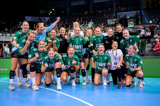 Sport Themen der Woche KW21 Sport Bilder des Tages Stuttgart, Deutschland 28. Mai 2022: HBF - Pokal Final 4 - Halbfinale - VfL Oldenburg - Buxtehuder SV die Mannschaft von Oldenburg, Schlussjubel Schlußjubel Emotion Freude Teamfoto Gruppenfoto Stuttgart Porsche Arena Baden-Württemberg Deutschland *** Stuttgart, Germany 28 May 2022 HBF Pokal Final 4 semifinal VfL Oldenburg Buxtehuder SV the team of Oldenburg, final cheer final cheer emotion joy team photo group photo Stuttgart Porsche Arena Baden Württemberg Germany