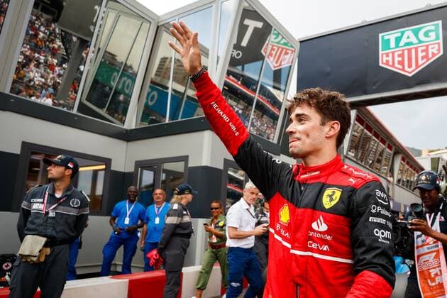 Charles Leclerc (Scuderia Ferrari) winkt den Fans nach der Pole Position zu, Grosser Preis von Monaco 2022, Motorsport, Formel 1, 28.05.2022 Grosser Preis von Monaco 2022, Motorsport, Formel 1, 28.05.2022 Copyright: xEibner-Pressefoto AlexanderxNeisx EP_ANS