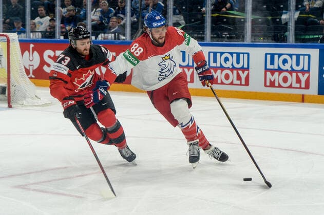 28.05.2022, Tampere, Nokia Arena, Canada v Czech Republic - 2022 IIHF Ice hockey, Eishockey World Championship, WM, Weltmeisterschaft 88 David Pastrnak (Czech Republic) against 73 Noah Gregor (Canada) Tampere Nokia Arena Pirkanmaa Finland Copyright: xJustPictures.ch AndreaxBrancax